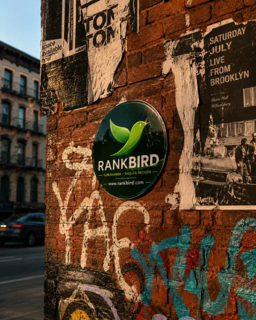 Rankbird-sticker op een muur in Brooklyn, New York